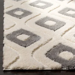 Susanna Geometric Loomed Rug - Safavieh